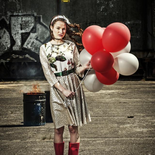 Letiště Mimoň a Fashion foto, dívka a hořící sudy