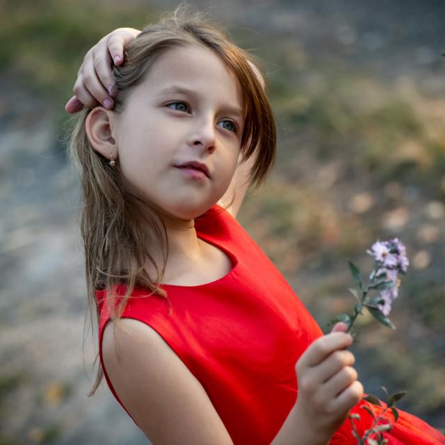 Pikous_fotografie_divka s kytkou